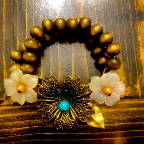 Vintage Brown Beaded Stretchy Bracelet w/Flower Details. - Picture 2 of 3